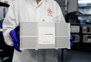 Vědci přesouvají laboratoř CubeLab obsahující experiment LambdaVision, který testuje výrobní systém využívající světlem aktivovaný protein, který nahrazuje funkci poškozených buněk oka v umělé sítnici. (Foto: Lambda Vision)