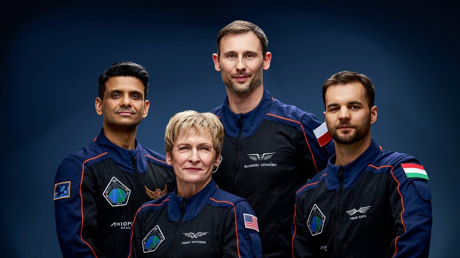 Posádka mise Axiom-4. Zleva doprava: Šubhanšu Šukla, Peggy Whitsonová, Sławosz Uznański, Tibor Kapu. Zdroj: Axiom Space